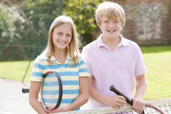 Dois jovens amigos com raquetes — Fotografia de Stock