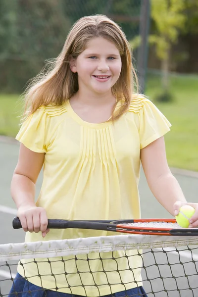 Νεαρό Κορίτσι Ρακέτα Για Τένις Δικαστήριο Χαμογελώντας — Φωτογραφία Αρχείου