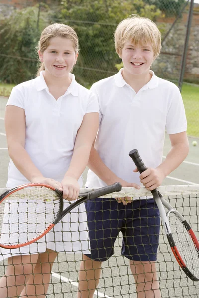 Két Fiatal Meg Tenisz Bíróság Mosolyogva Ütők — Stock Fotó