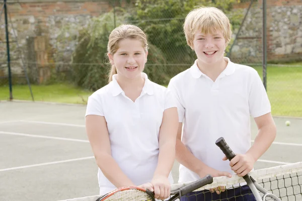 Dos Jóvenes Amigos Con Raquetas Pista Tenis Sonriendo — Foto de Stock