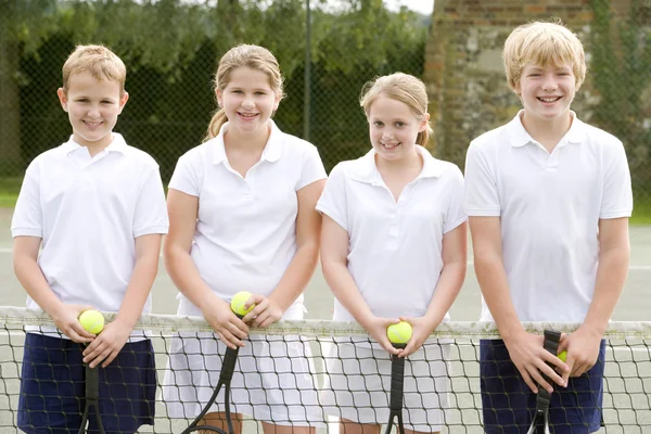 Quatre Jeunes Amis Avec Des Raquettes Sur Court Tennis Souriant — Photo