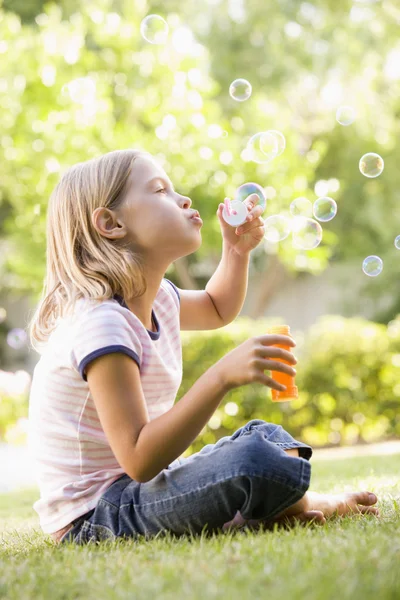 Jong Meisje Waait Bubbels Buitenshuis — Stockfoto