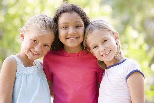 Drie Jonge Meisje Vrienden Permanent Buitenshuis Glimlachen — Stockfoto