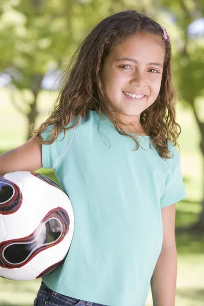 Jong Meisje Houden Voetbal Bal Buiten Glimlachen — Stockfoto