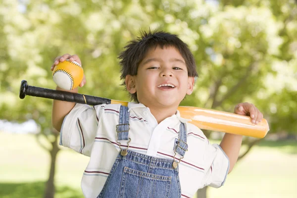 Genç Çocuk Elinde Beyzbol Sopası Açık Havada Gülümseyerek — Stok fotoğraf