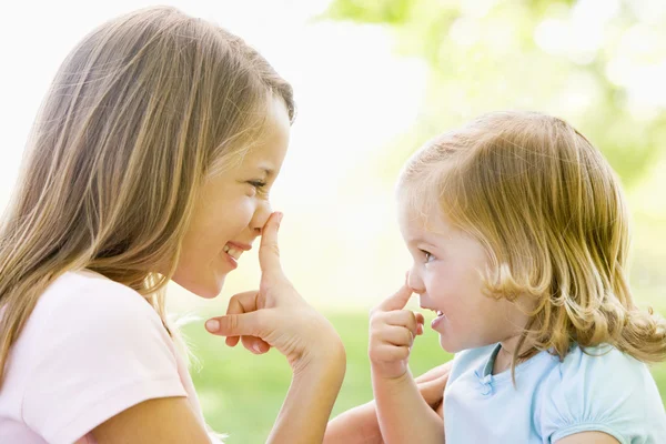 Two Sisters Playing Outdoors Smiling — Stock Photo, Image