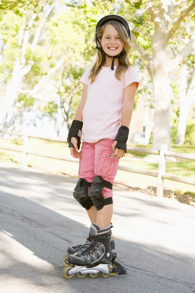 户外上溜冰鞋微笑的小女孩 — 图库照片