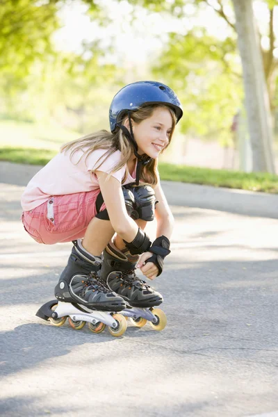Menina jovem ao ar livre em patins inline sorrindo — Fotografia de Stock
