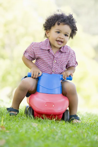 Junge Spielt Auf Spielzeug Mit Rädern Freien — Stockfoto
