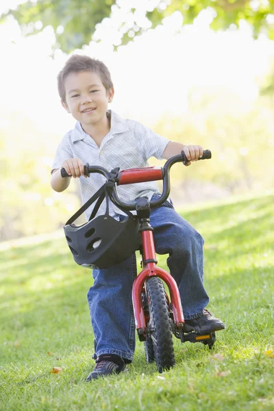 Ung Pojke Cykel Utomhus Leende — Stockfoto