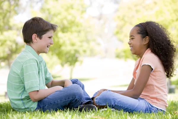 Tow Young Friends Sitting Outdoors Looking Each Other Smi — Stock Photo, Image
