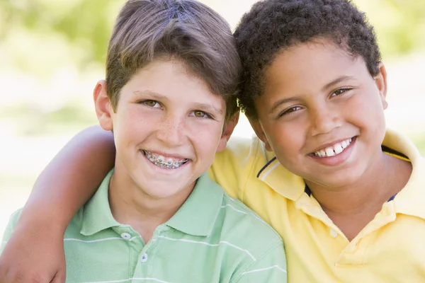 Dois Jovens Amigos Sexo Masculino Livre Sorrindo — Fotografia de Stock