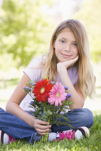 Mladá Dívka Drží Květiny Usmívá — Stock fotografie