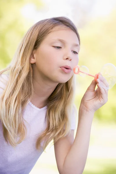 Junges Mädchen Bläst Blasen Freien — Stockfoto