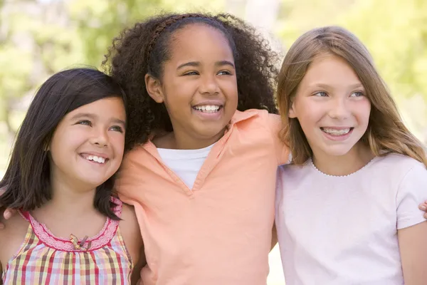 Three young girl friends outdoors smiling — Stock Photo, Image