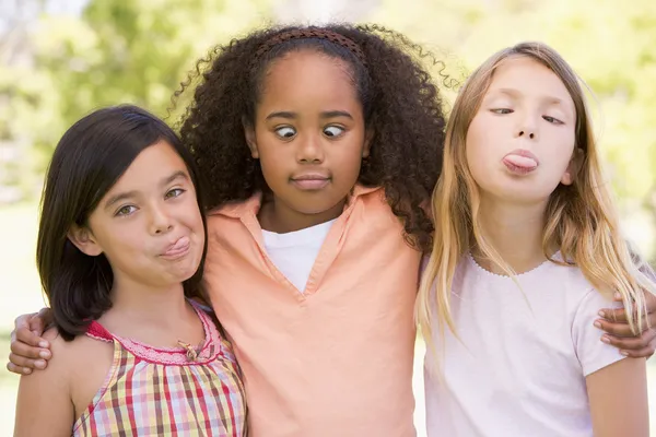 Drie Jonge Meisje Vrienden Buitenshuis Maken Grappige Gezichten — Stockfoto