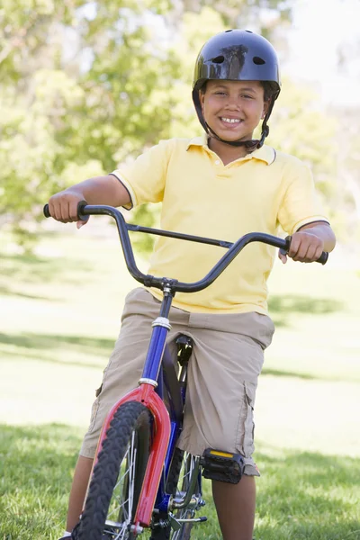 Junge auf Fahrrad im Freien lächelt — Stockfoto