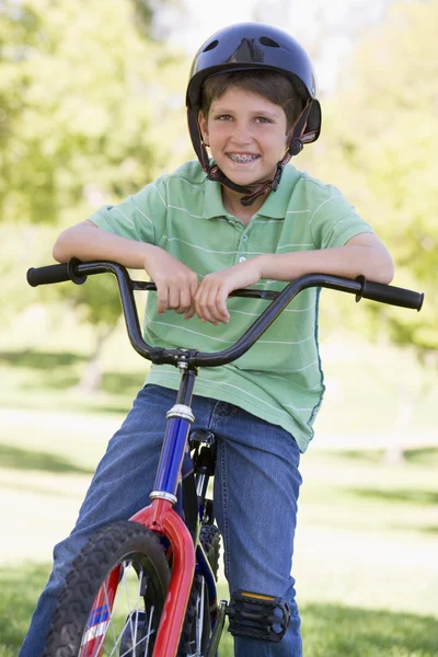 Мальчик Велосипеде Улице Улыбается — стоковое фото