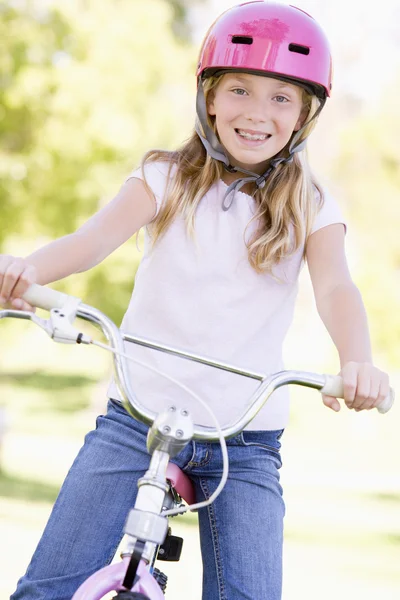 Молодая Девушка Велосипеде Улице Улыбается — стоковое фото