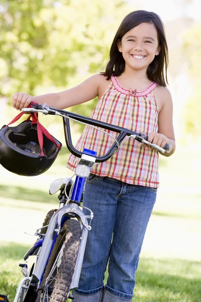 Νεαρό Κορίτσι Ποδήλατο Που Είναι Χαμογελώντας Εξωτερικούς Χώρους — Φωτογραφία Αρχείου