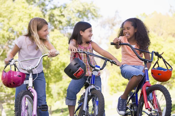Három Fiatal Lány Meg Kint Mosolyogva Kerékpáron — Stock Fotó