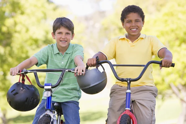 两个年轻男孩骑自行车户外微笑 — 图库照片
