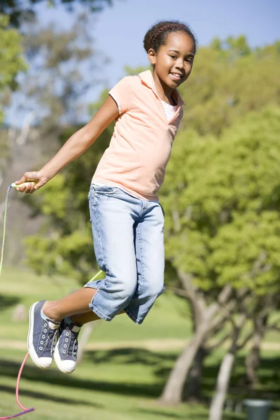 Atlama Ipi Açık Havada Gülümseyen Kullanan Genç Kız — Stok fotoğraf