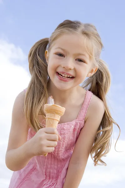 Νεαρό κορίτσι σε εξωτερικούς χώρους, τρώει παγωτό χωνάκι και χαμογελαστός — Φωτογραφία Αρχείου