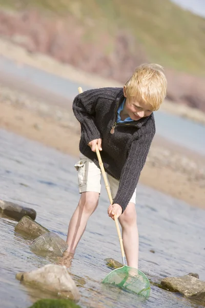 Ung Pojke Stranden Med Net Leende — Stockfoto