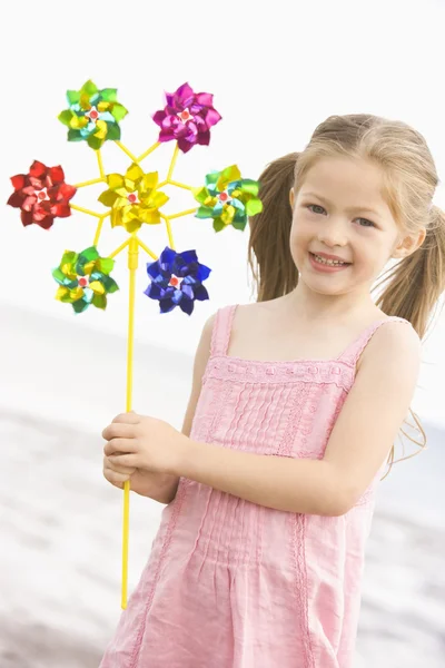 Menina Praia Com Brinquedo Moinho Vento Sorrindo — Fotografia de Stock