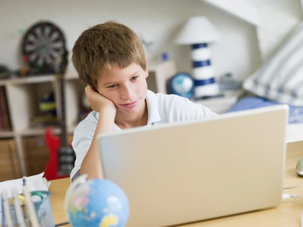 Menino Usando Laptop Seu Quarto — Fotografia de Stock