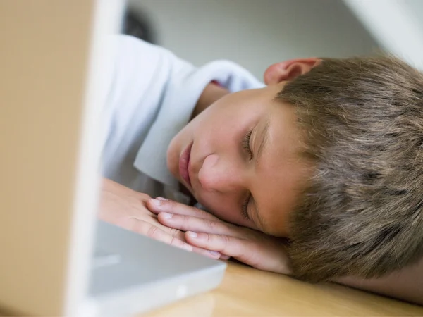 Ung Pojke Sover Med Sin Laptop — Stockfoto