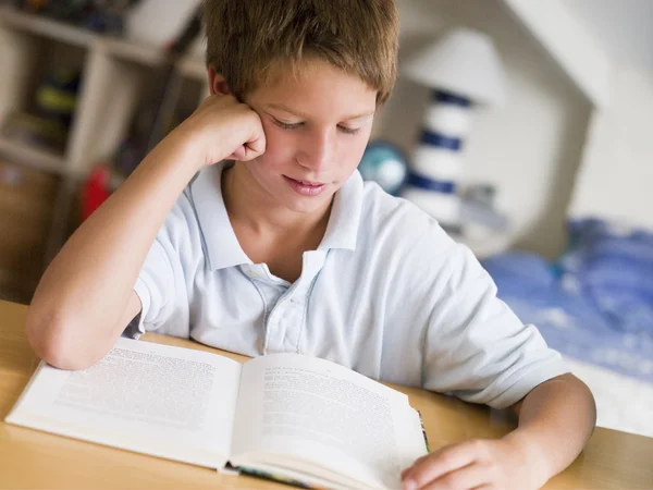 Νεαρό Αγόρι Διαβάζοντας Ένα Βιβλίο Στο Δωμάτιό Του — Φωτογραφία Αρχείου