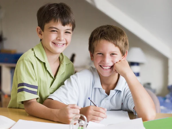 Twee jonge jongens doen hun huiswerk samen — Stockfoto