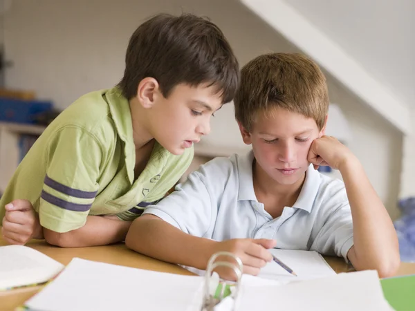Twee Jonge Jongens Doen Hun Huiswerk Samen — Stockfoto