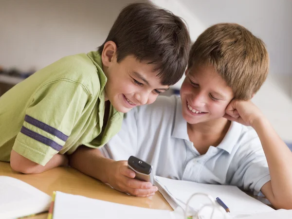 Zwei kleine Jungen machen gemeinsam ihre Hausaufgaben — Stockfoto