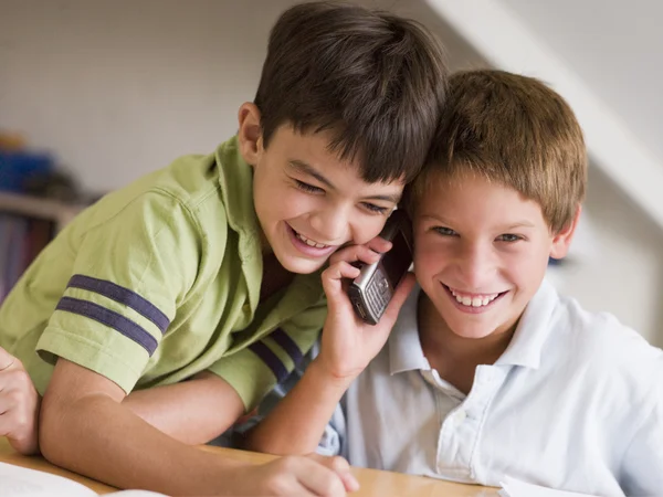 Zwei Kleine Jungen Machen Gemeinsam Ihre Hausaufgaben — Stockfoto