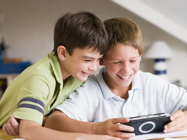 Два молодых мальчика делают свою домашнюю работу вместе — стоковое фото