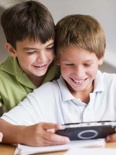 Dois Meninos Fazendo Sua Lição Casa Juntos — Fotografia de Stock