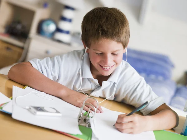Jong Jongen Doet Zijn Huiswerk — Stockfoto