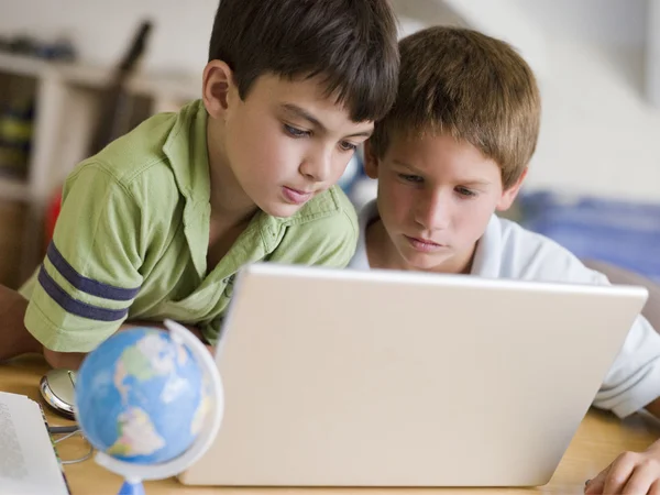 Iki Genç Çocuklar Evde Bir Dizüstü Bilgisayar Kullanarak — Stok fotoğraf