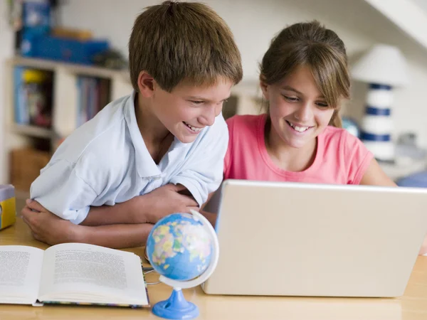 Çocuklar dizüstü bilgisayar ile — Stok fotoğraf