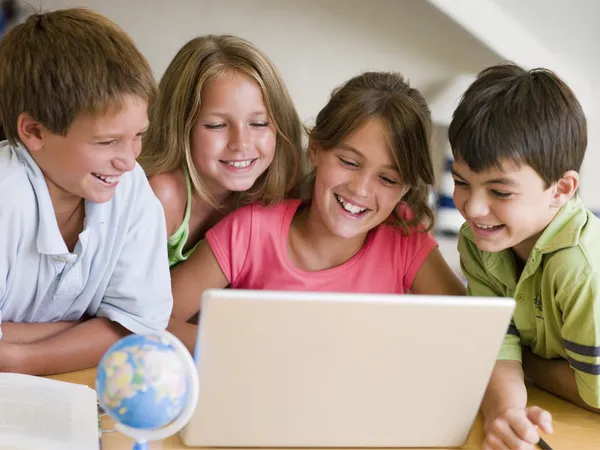 Gruppe Kleiner Kinder Bei Der Hausaufgabenbetreuung — Stockfoto