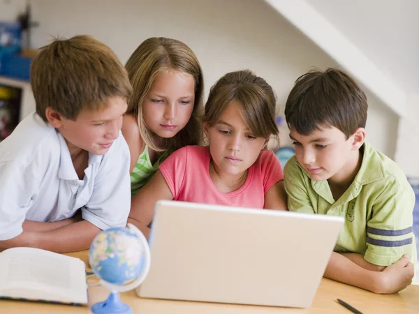Группа маленьких детей, выполняющих домашнюю работу — стоковое фото