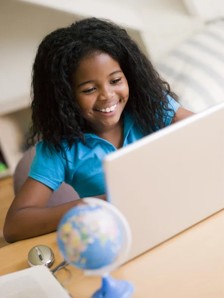 Mladá Dívka Dělá Úkoly Laptop — Stock fotografie