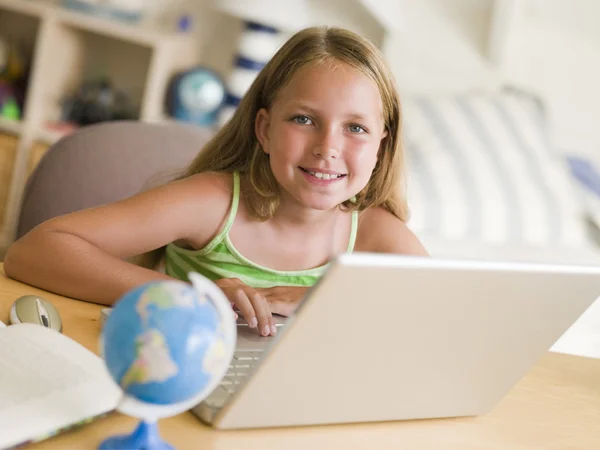 Menina Fazendo Lição Casa Laptop — Fotografia de Stock