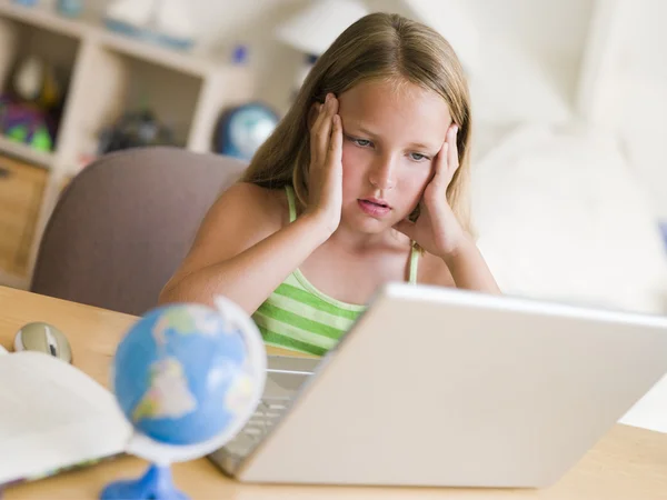 Νεαρή Κοπέλα Που Κάνει Την Εργασία Ένα Φορητό Υπολογιστή — Φωτογραφία Αρχείου