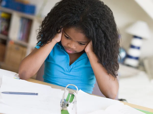 Junges Mädchen Macht Hausaufgaben — Stockfoto