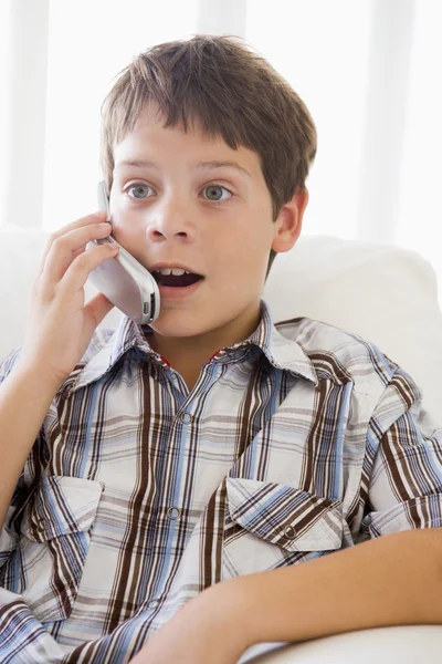 Νεαρό Αγόρι Κάθεται Έναν Καναπέ Μιλάμε Για Ένα Κινητό Τηλέφωνο — Φωτογραφία Αρχείου