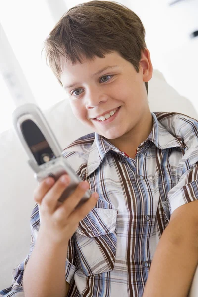 Jongen Zit Een Bank Sms Een Mobiele Telefoon — Stockfoto